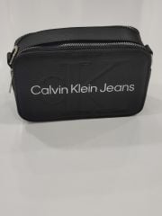 CALVİN KLEİN JEANS KUTU MODEL ÇANTA SİYAH