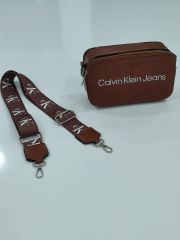 CALVİN KLEİN JEANS KUTU MODEL ÇANTA TABA