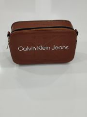 CALVİN KLEİN JEANS KUTU MODEL ÇANTA TABA