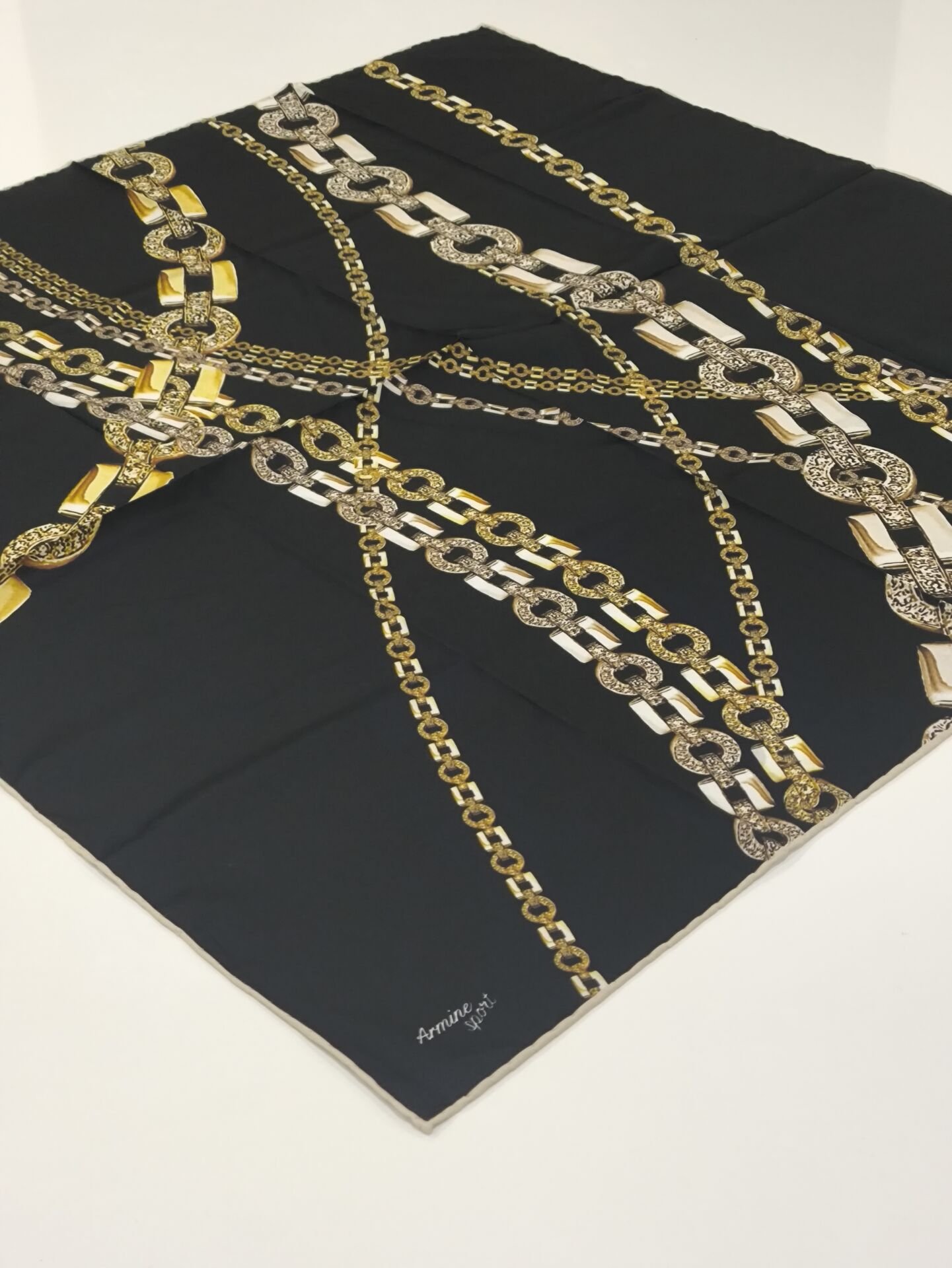 ARMİNE SPORT ZİNCİR DESEN POLYESTER TİVİL EŞARP SİYAH GOLD 7000-01