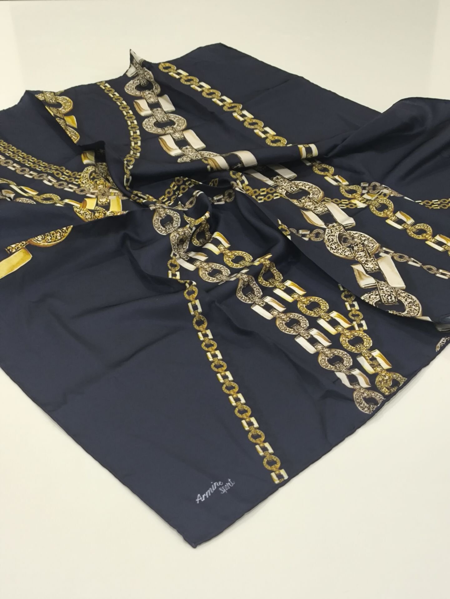 ARMİNE SPORT ZİNCİR DESEN POLYESTER TİVİL EŞARP LACİVERT GOLD 7000-02