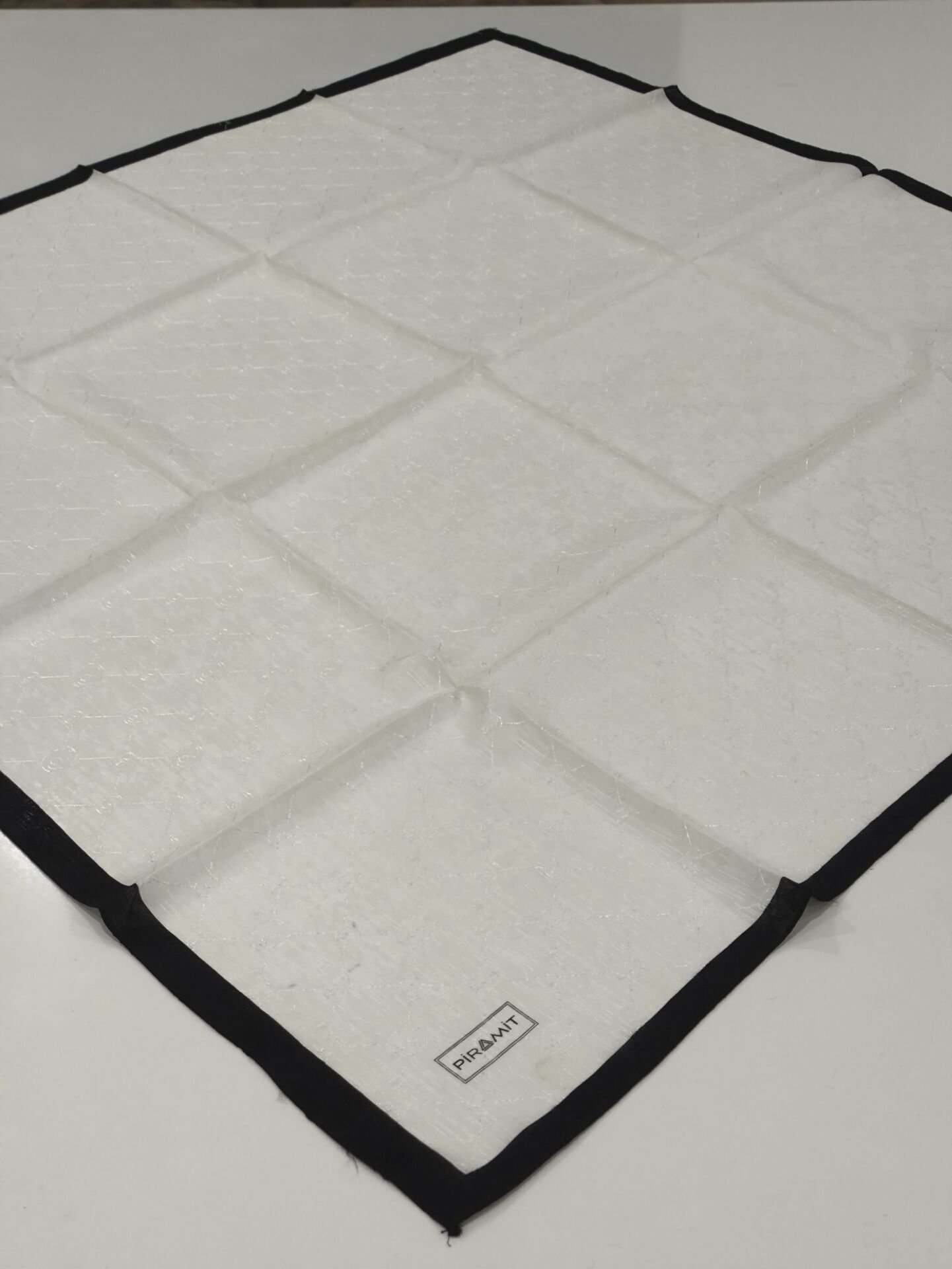 PİRAMİT MONOGRAM JAKARLI EŞARP ÇERVEVELİ BEYAZ SİYAH