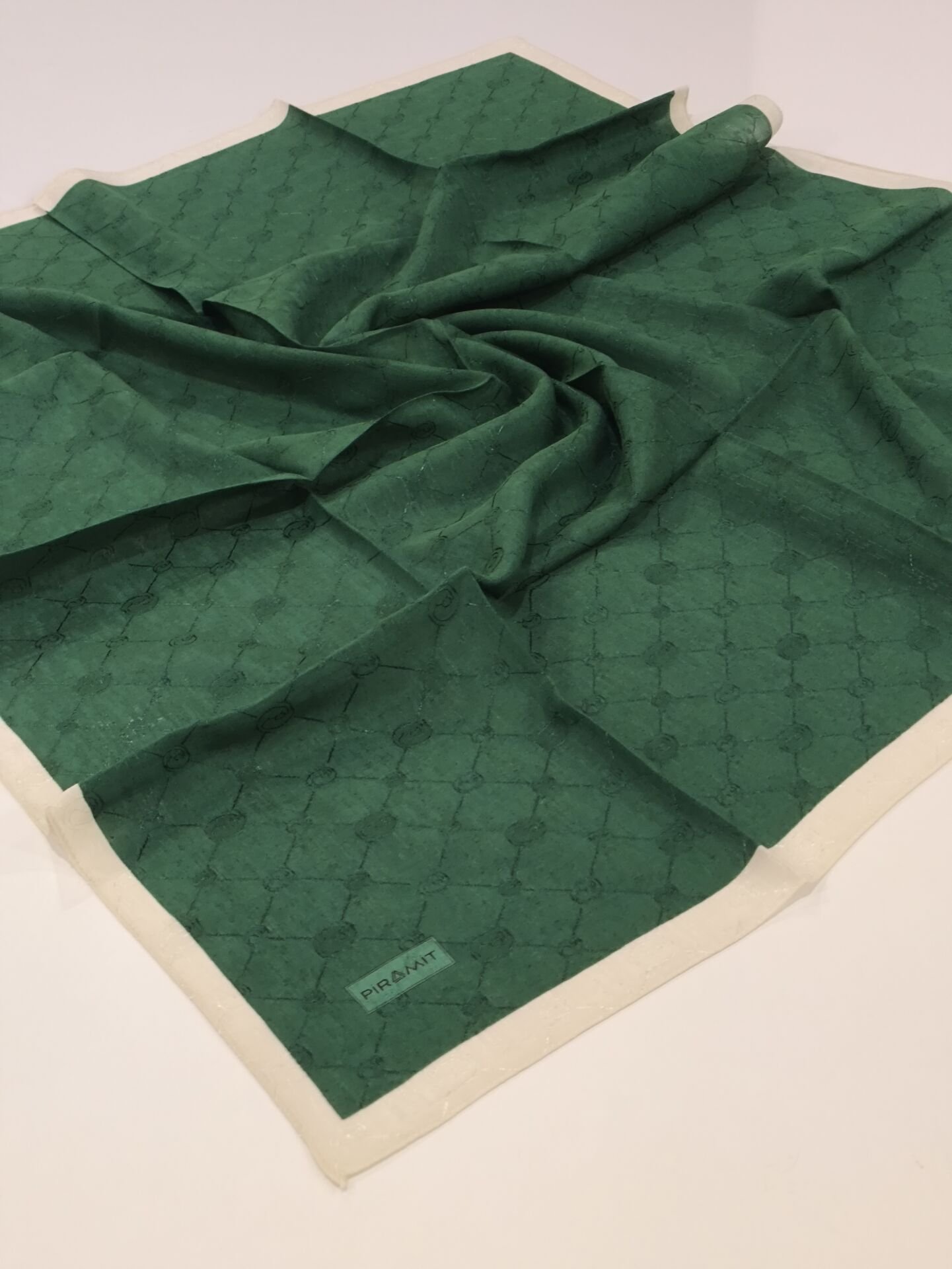 PİRAMİT MONOGRAM JAKARLI EŞARP ÇERVEVELİ BENETTON YEŞİLİ KREM