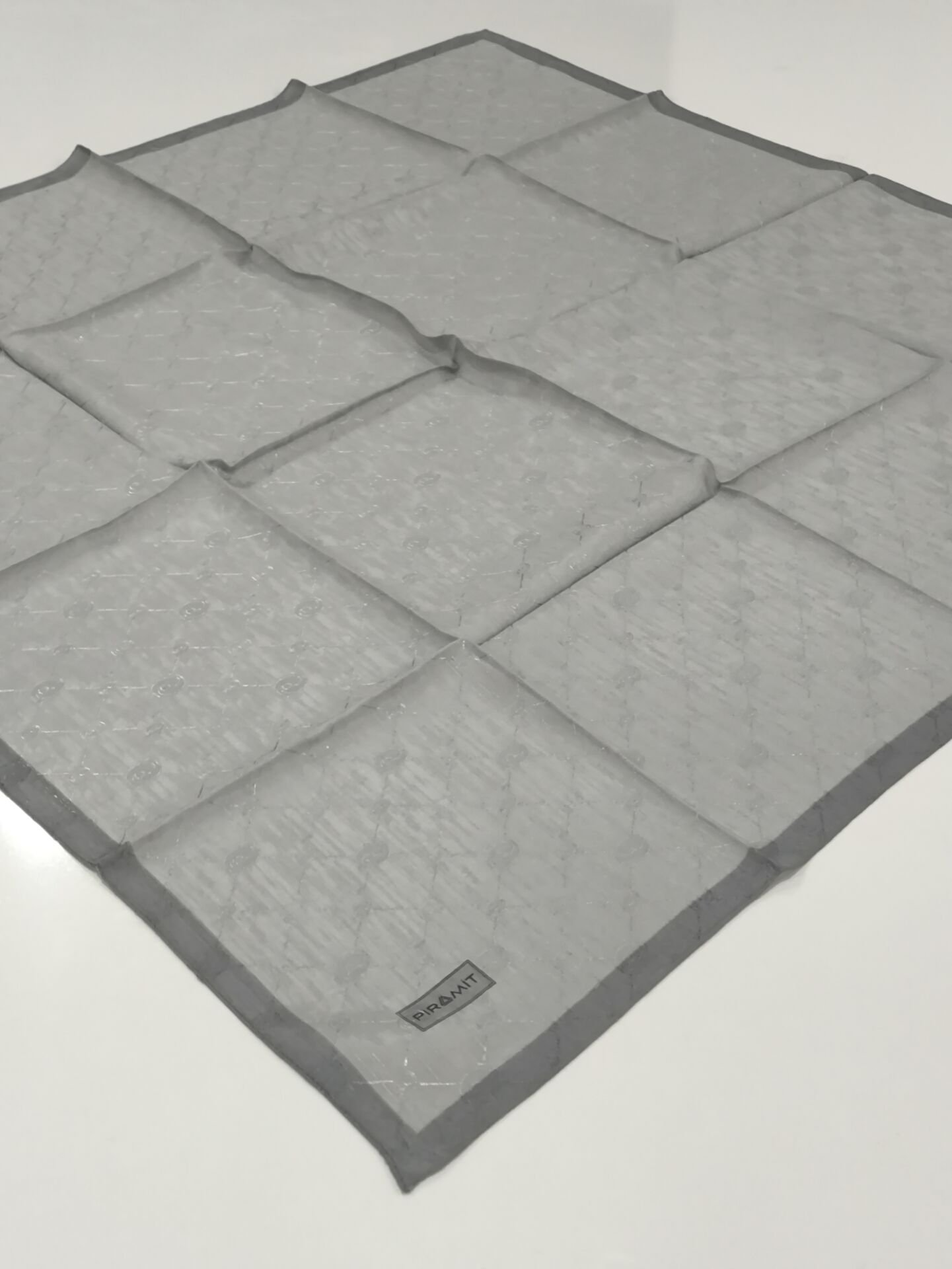 PİRAMİT MONOGRAM JAKARLI EŞARP ÇERVEVELİ GÜMÜŞ GRİ