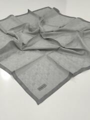 PİRAMİT MONOGRAM JAKARLI EŞARP ÇERVEVELİ GÜMÜŞ GRİ