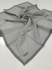 PİRAMİT MONOGRAM JAKARLI EŞARP ÇERVEVELİ GÜMÜŞ GRİ