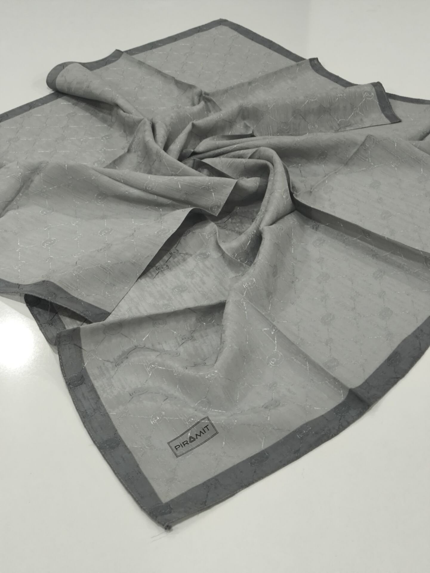 PİRAMİT MONOGRAM JAKARLI EŞARP ÇERVEVELİ GRİ ANTRASİT