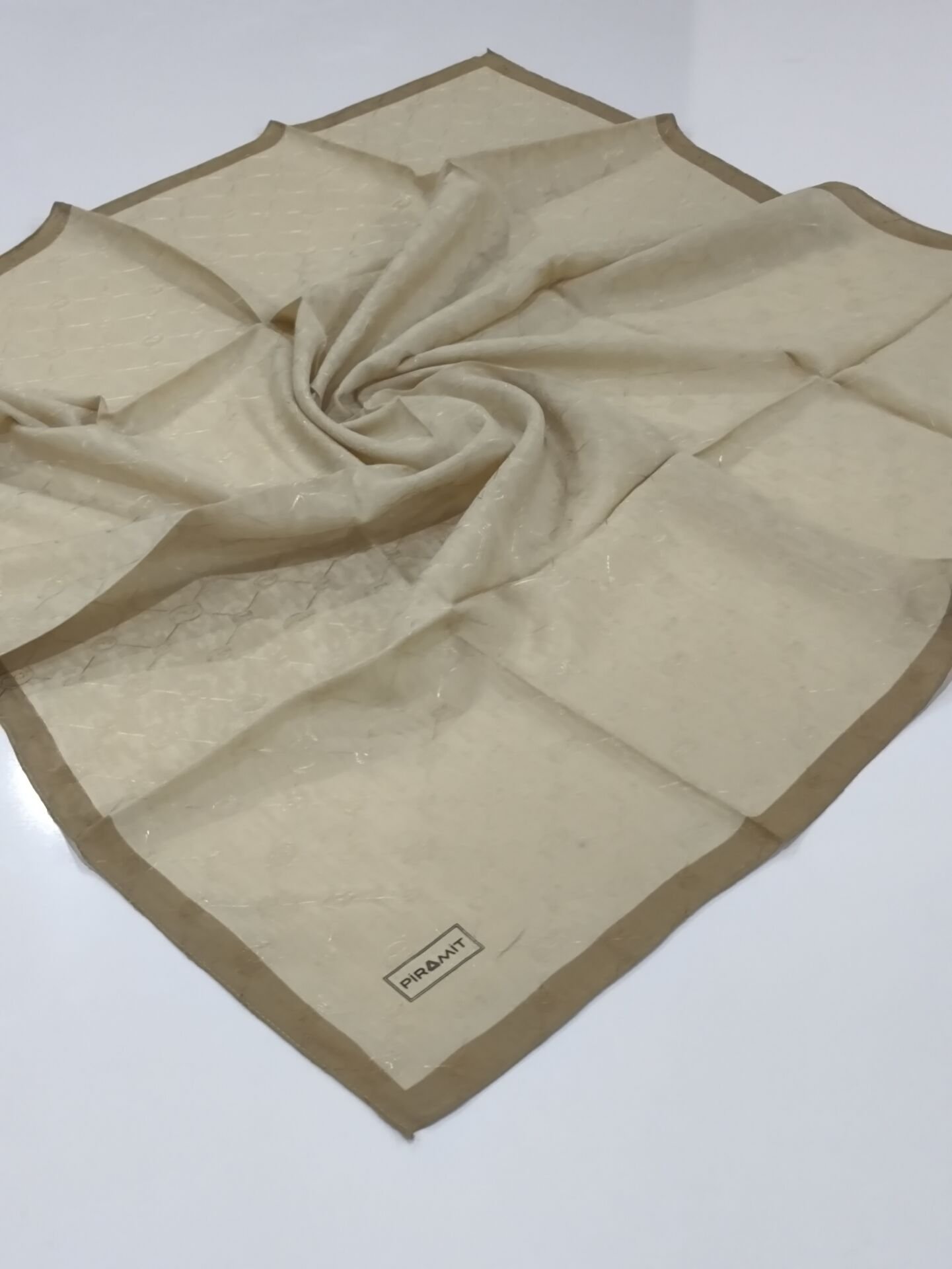 PİRAMİT MONOGRAM JAKARLI EŞARP ÇERVEVELİ GOLD KARAMEL