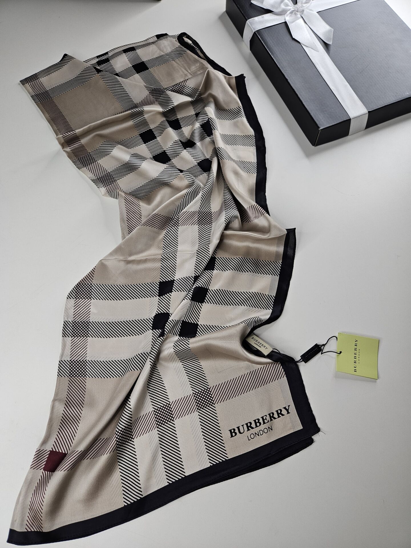 BURBERRY  VUAL İPEK ŞAL SİYAH VİZON