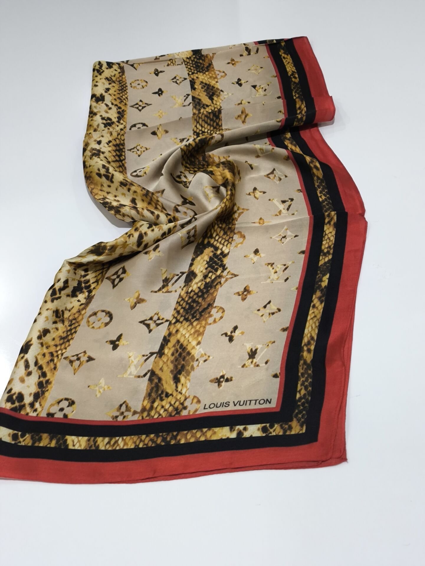 LV LOGO DESEN VUAL İPEK ŞAL KIRMIZI SİYAH GOLD
