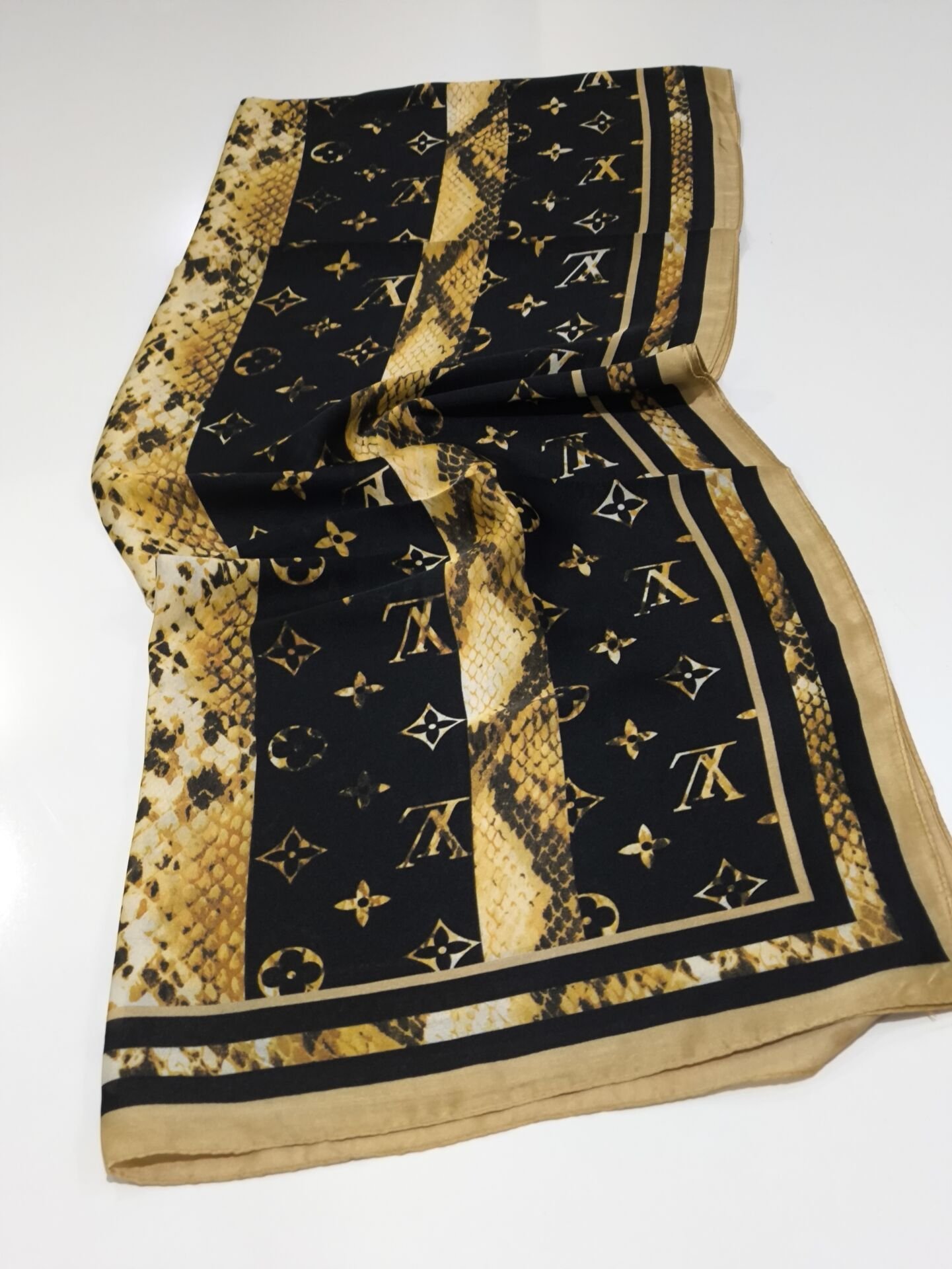 LV LOGO DESEN VUAL İPEK ŞAL GOLD SİYAH ZEMİNLİ
