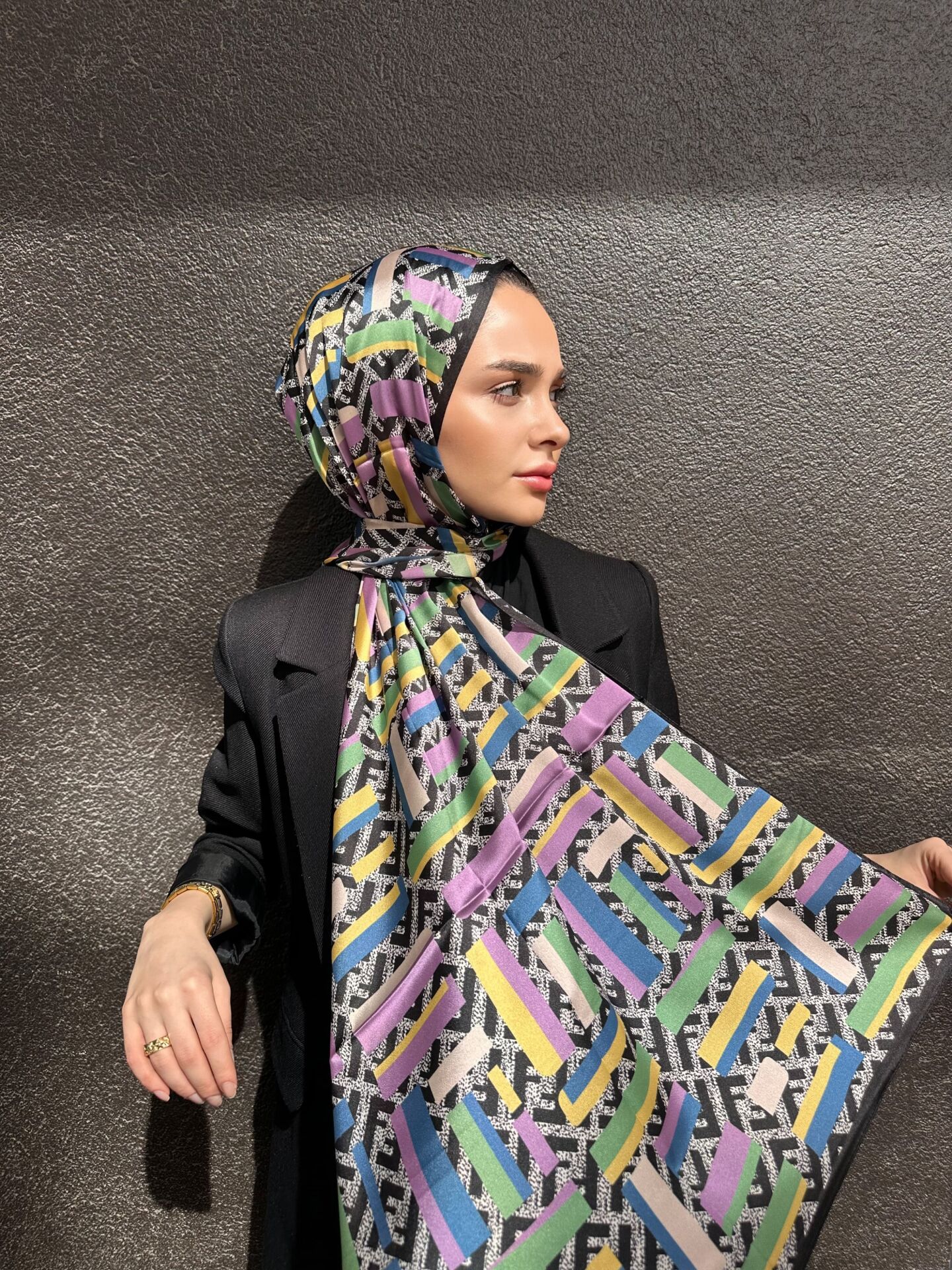 F KARMA DESEN ÇOK RENKLİ VUAL İPEK ŞAL SİYAH